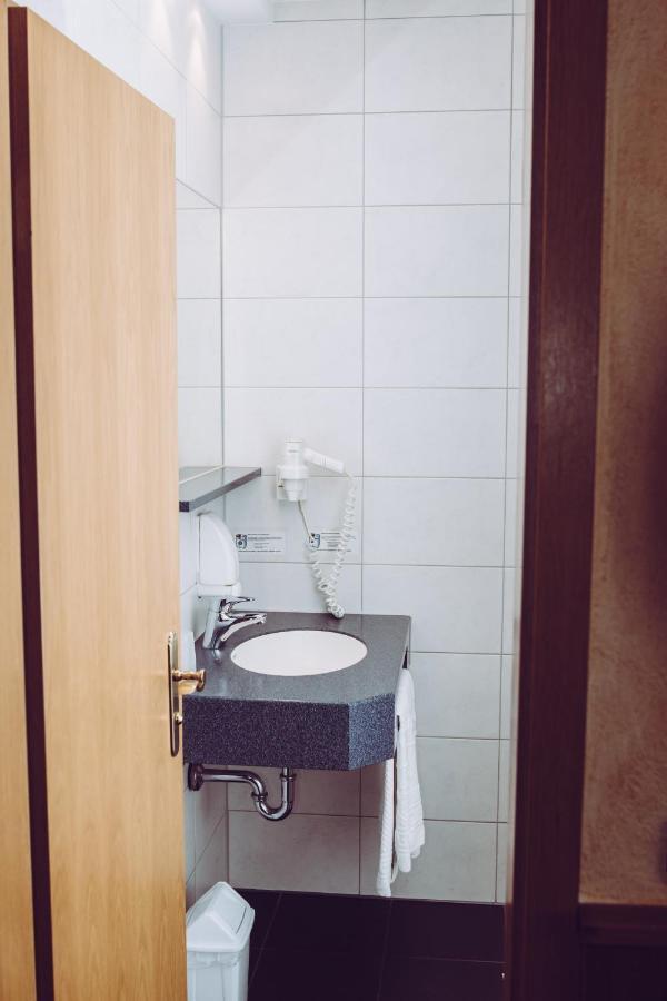 Gasthof Zur Bruecke Kaufering Buitenkant foto